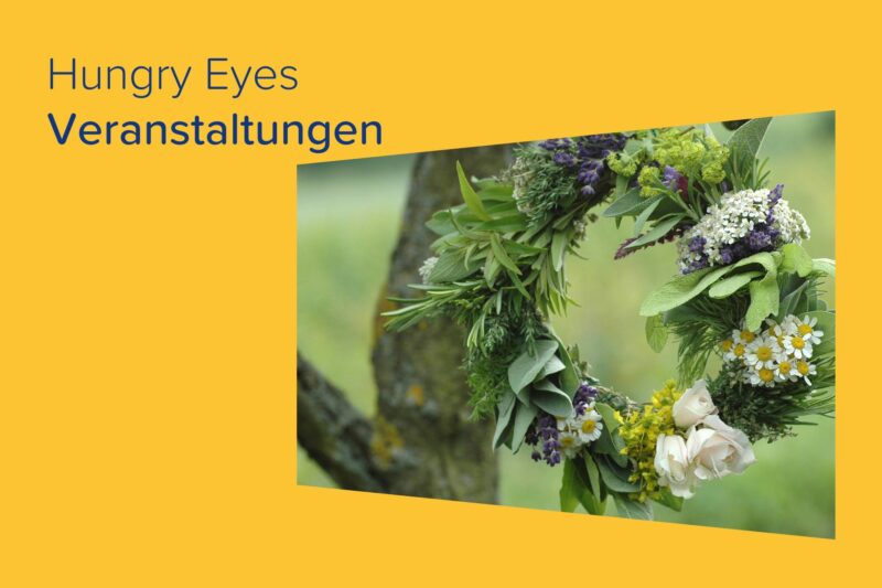 Blumenkranz hängt an einem Baum