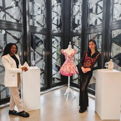 Zwei Künstlerinnen neben Ihren Werken