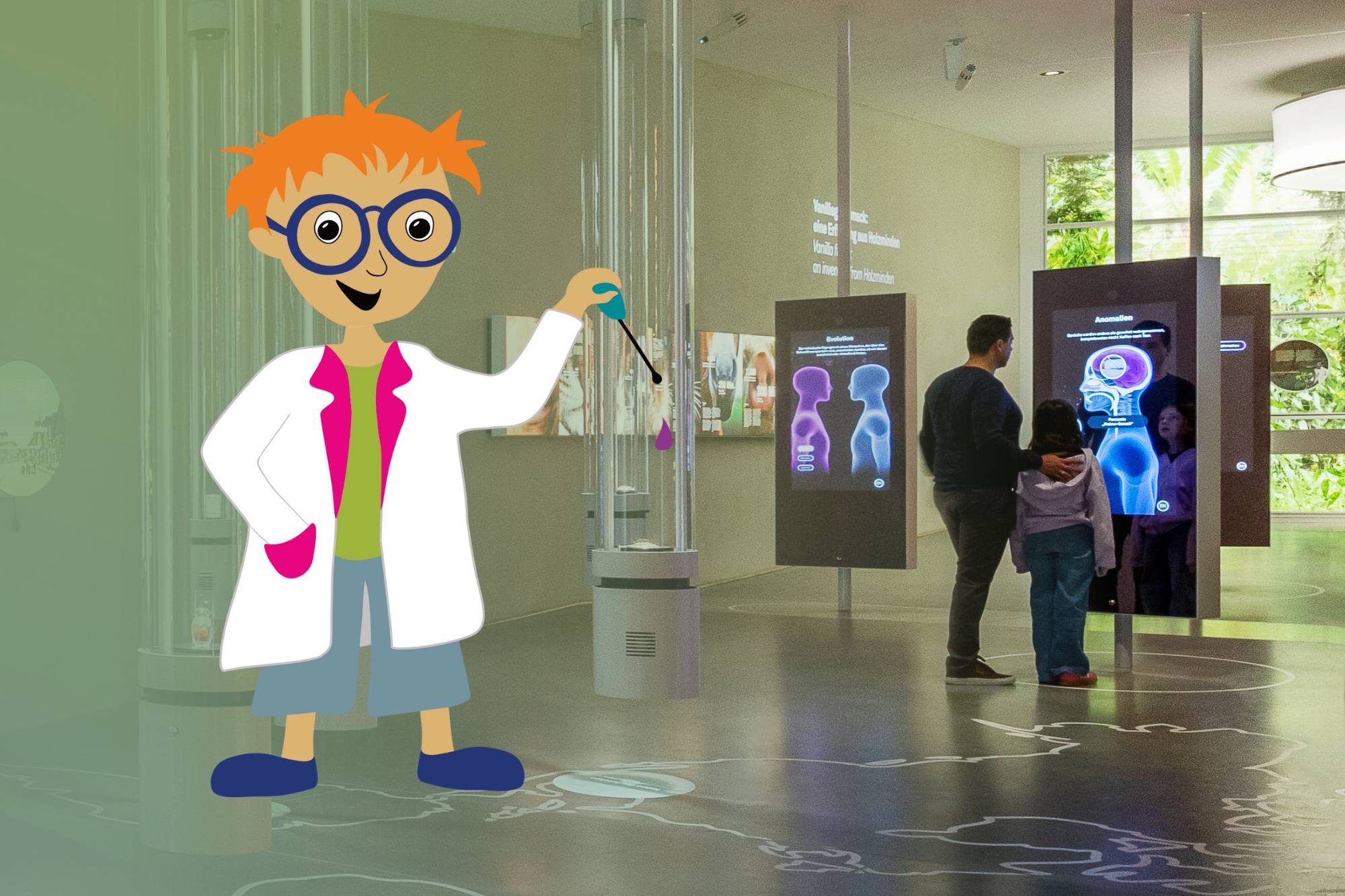 Maskottchen im Vordergrund im Hintergrund Vater und Tochter an einer Station in Sensoria