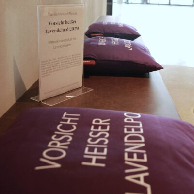 Lila Kissen mit Aufdruck "Vorsicht Heisser Lavendelpo"