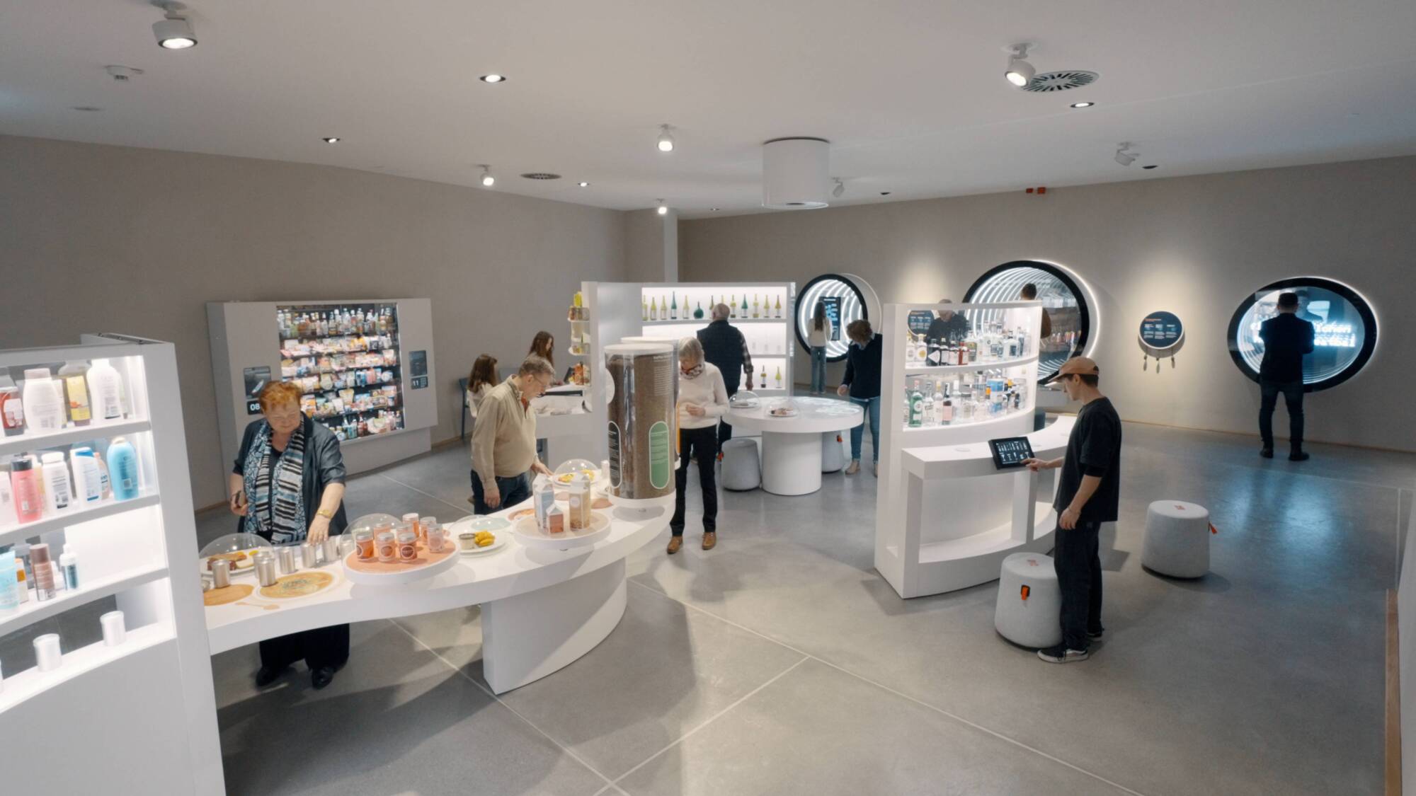 Besuchende im Bereich Alltag in Sensoria