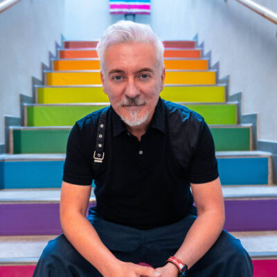 Künstler Ellis Parrinder sitzt in Sensoria vor einer seiner Fotografien