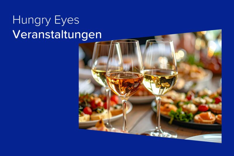 Weingläser und Tapas auf Holztisch