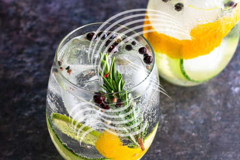 Gin Glaeser mit Zitronenzeste, Wacholder und Rosmarin