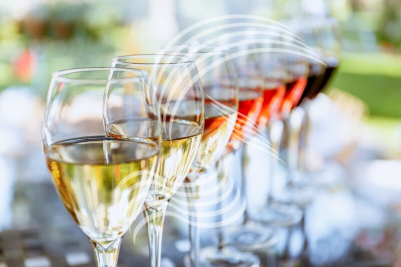 Weinglaeser mit Weißwein, Rose und Rotwein