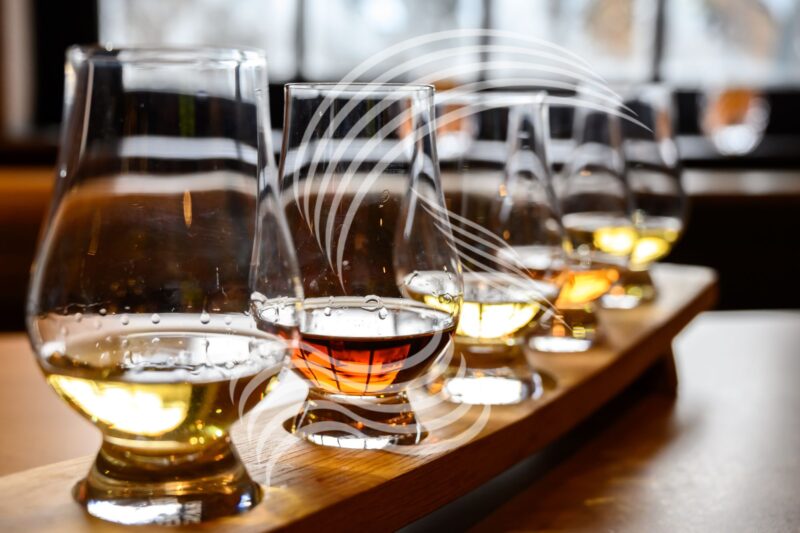 Glaeser mit Whisky für ein Tasting